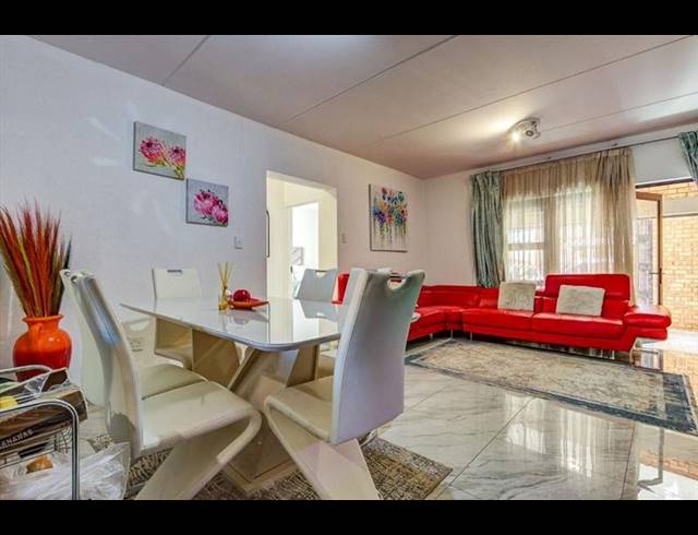 3 BEDROOM TOWNHOUSE FOR SALE IN RAVENSWOOD